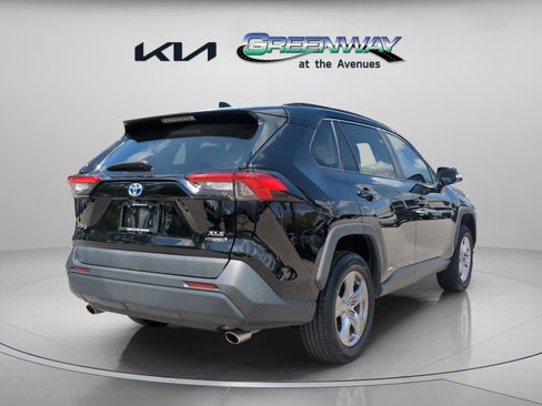 Used 2022 Toyota RAV4 XLE AWD/4WD image 6