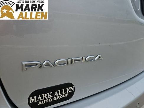 Used 2024 Chrysler Pacifica Touring-L FWD image 32