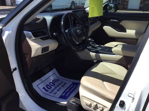 Used 2020 Toyota Highlander XLE FWD image 24