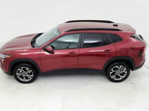 Used 2025 Chevrolet Trax LT w/ LT Convenience Package FWD image 14