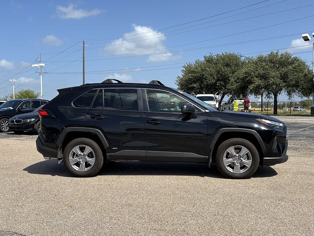 Used 2025 Toyota RAV4 LE AWD/4WD image 4