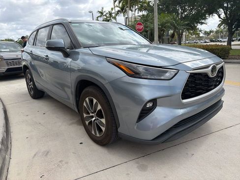 Used 2023 Toyota Highlander XLE FWD image 1