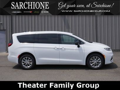 New 2025 Chrysler Pacifica Select w/ Uconnect Theater Family Group