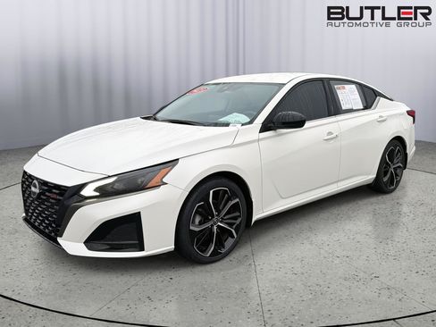 Used 2023 Nissan Altima 2.5 SR FWD image 2