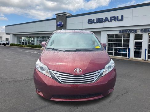 Used 2017 Toyota Sienna XLE w/ XLE Navigation Package FWD image 8