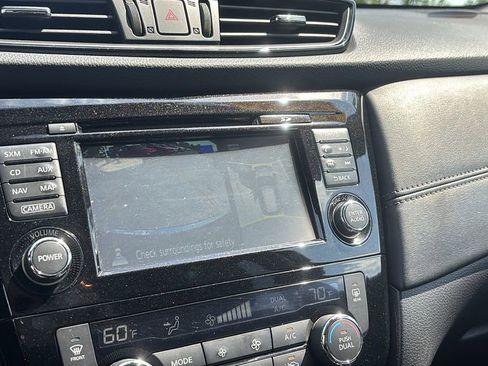 Used 2017 Nissan Rogue SL FWD image 22