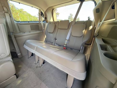 Used 2016 Chrysler Town & Country Limited Platinum FWD image 24