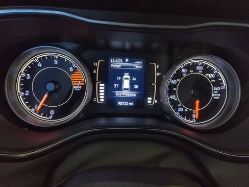 Used 2019 Jeep Cherokee Latitude Plus w/ Comfort/Convenience Group FWD image 23