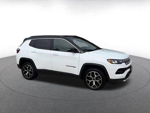 Used 2025 Jeep Compass Limited AWD/4WD image 2