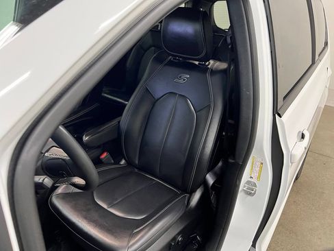 Used 2024 Chrysler Pacifica Limited FWD image 37