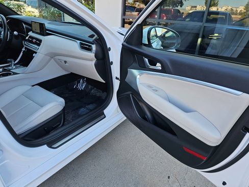 Used 2025 Genesis G70 2.5T image 29