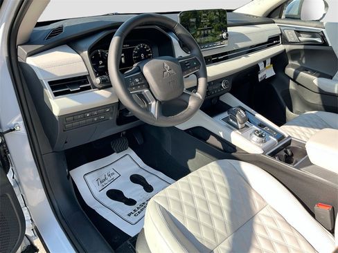 New 2025 Mitsubishi Outlander SEL image 9