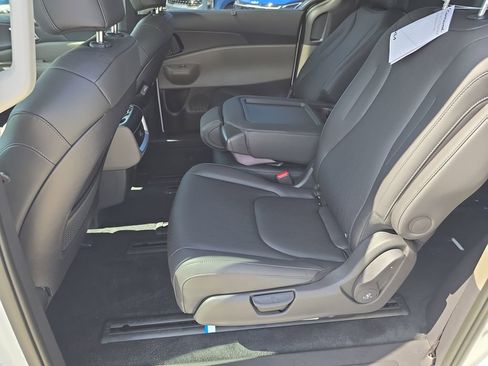 New 2026 Kia Carnival EX image 17