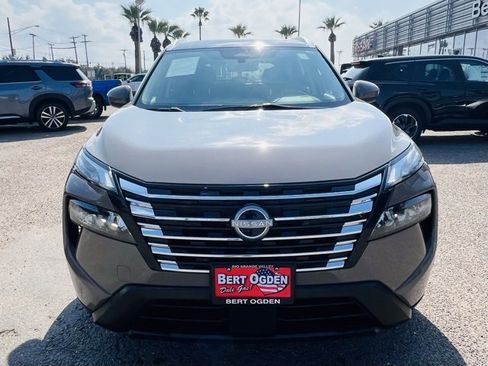 Used 2024 Nissan Rogue SV w/ SV Premium Package image 2