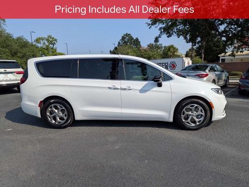 Used 2024 Chrysler Pacifica Limited w/ Uconnect Theater Family Group FWD image 3