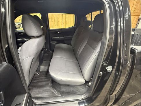 Used 2018 Toyota Tacoma TRD Sport AWD/4WD image 17