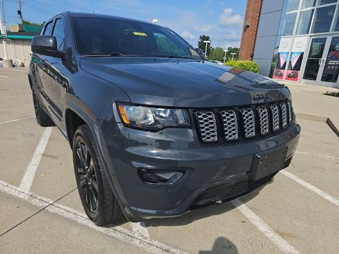 Used 2018 Jeep Grand Cherokee Altitude AWD/4WD image 4