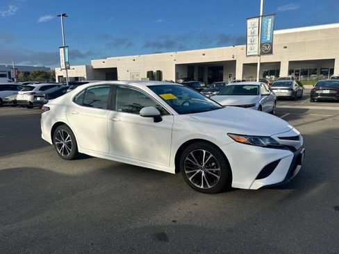 Used 2019 Toyota Camry SE FWD image 2