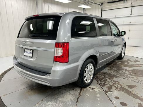 Used 2014 Chrysler Town & Country Touring image 3