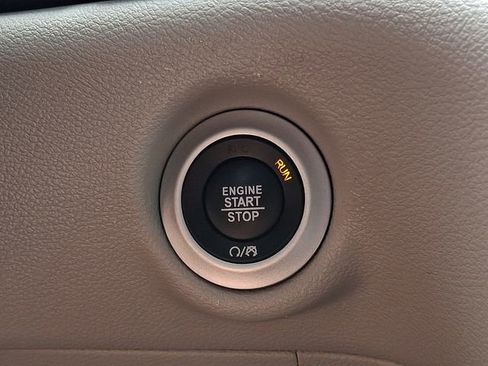 Used 2024 Chrysler Pacifica Touring-L FWD image 25
