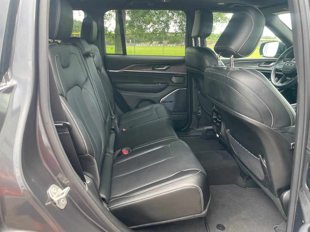 Used 2023 Jeep Grand Cherokee Overland AWD/4WD image 16