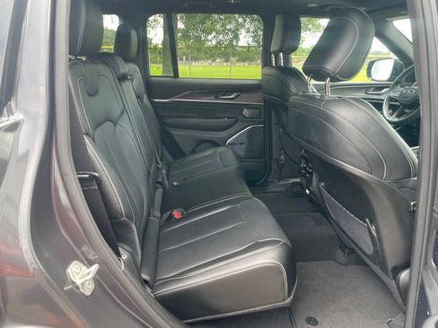 Used 2023 Jeep Grand Cherokee Overland AWD/4WD image 16