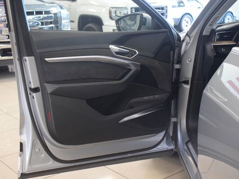 Used 2019 Audi e-tron Prestige w/ Prestige Package AWD/4WD image 40