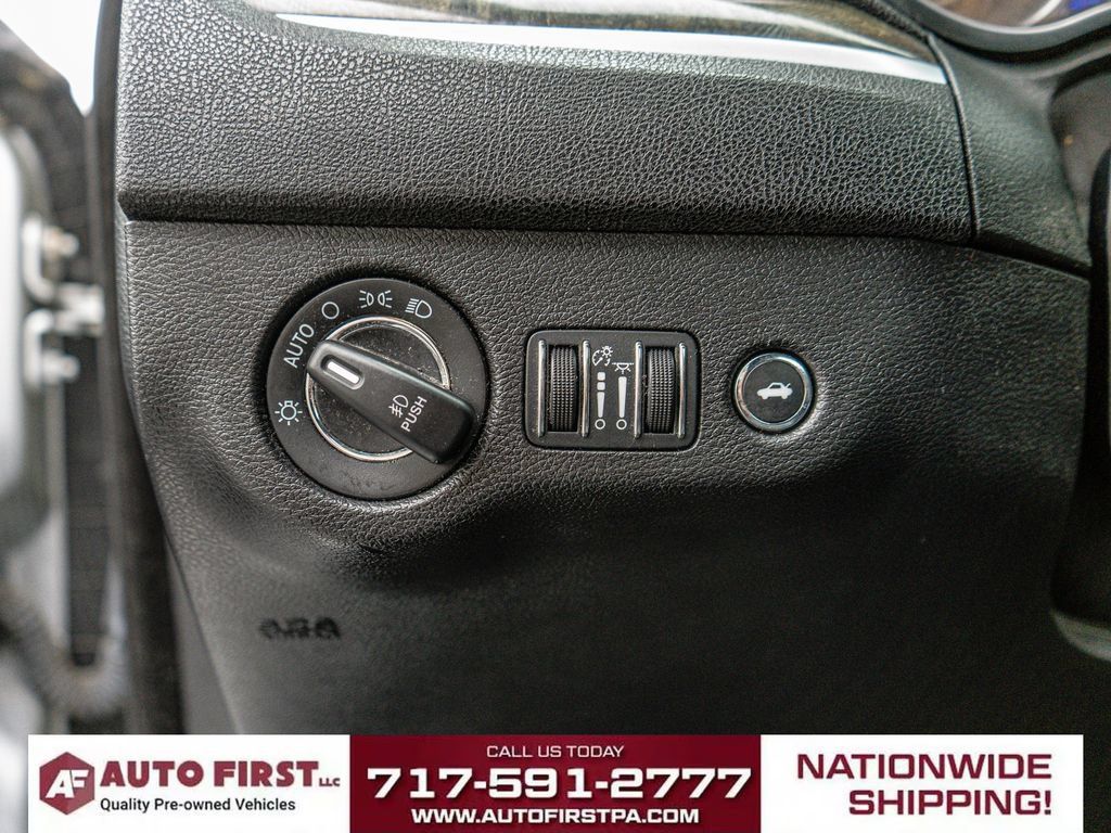 Used 2020 Chrysler 300 Limited AWD/4WD image 23