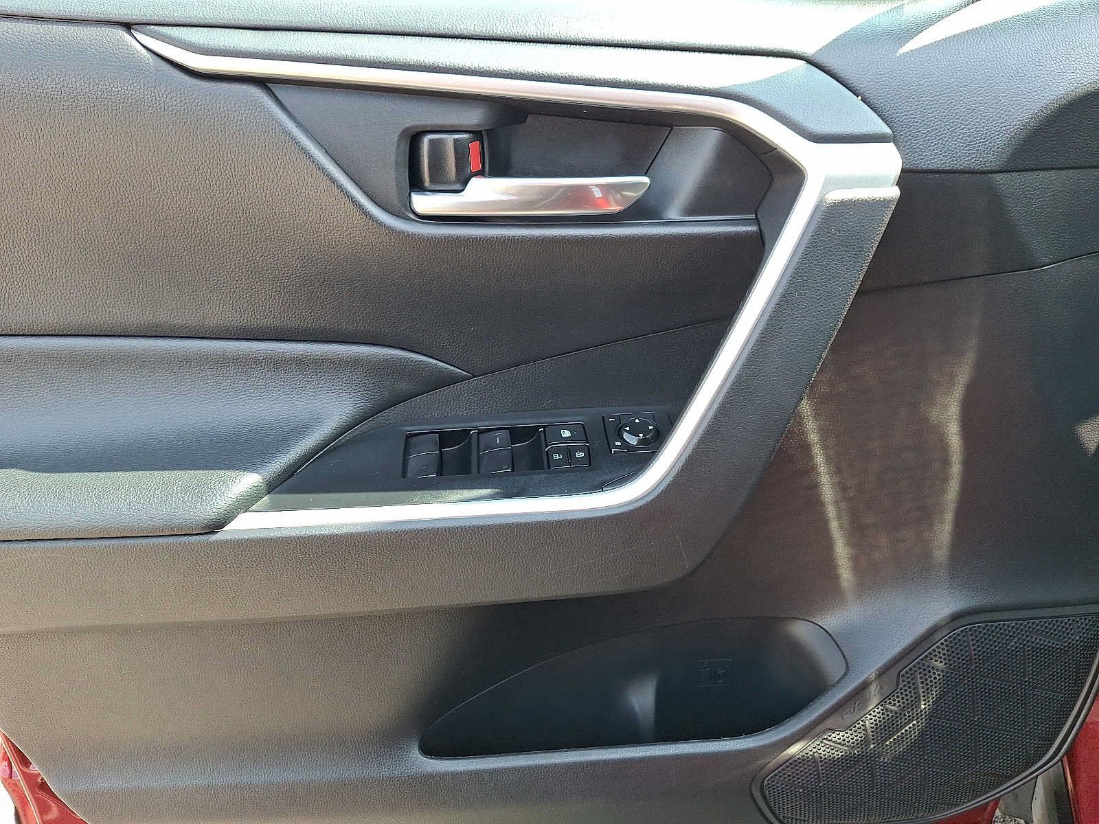 Used 2021 Toyota RAV4 XLE AWD/4WD image 12