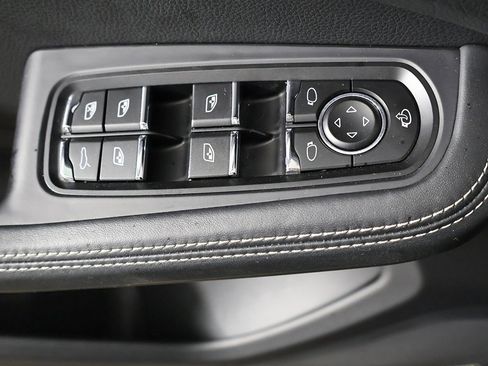 Used 2022 Porsche Macan image 37