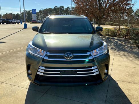 Used 2019 Toyota Highlander XLE image 2