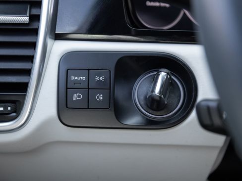 Certified 2023 Porsche Cayenne AWD/4WD image 17