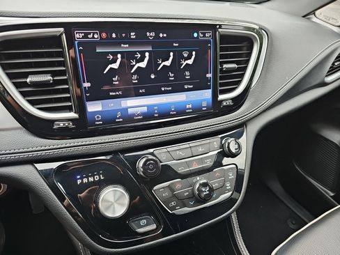 Used 2025 Chrysler Pacifica Limited FWD image 20
