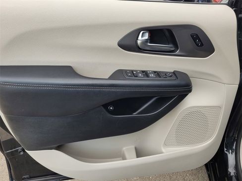 Used 2022 Chrysler Pacifica Touring-L image 10