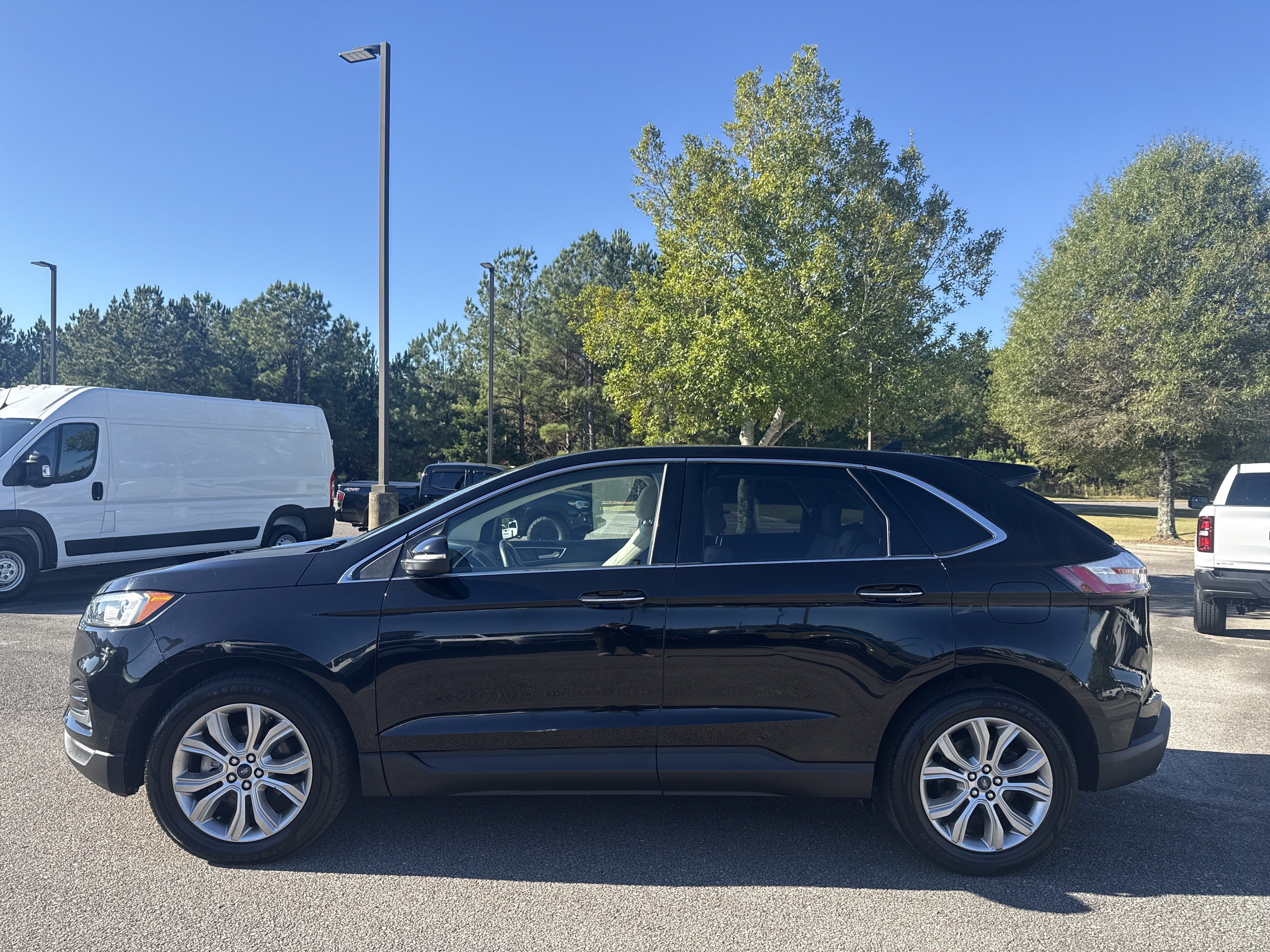 Used 2019 Ford Edge Titanium FWD image 4