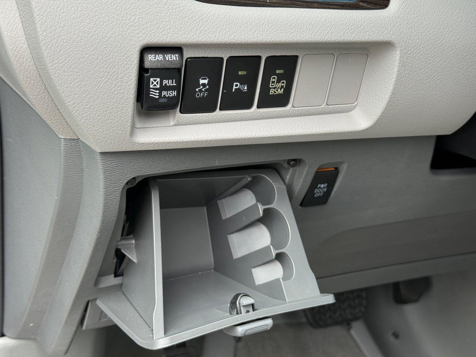 Used 2017 Toyota Sienna XLE w/ XLE Navigation Package FWD image 26