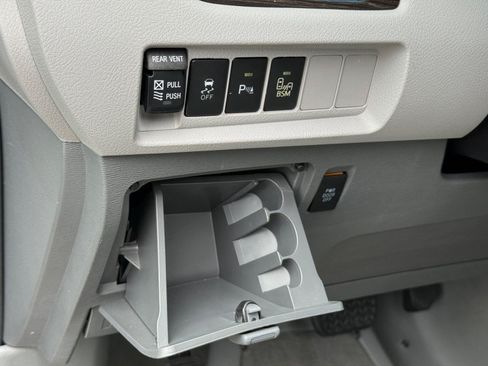 Used 2017 Toyota Sienna XLE w/ XLE Navigation Package FWD image 26
