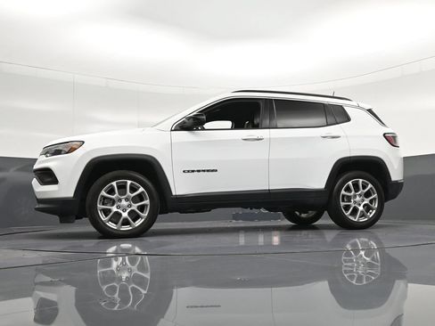 Used 2024 Jeep Compass Latitude AWD/4WD image 34