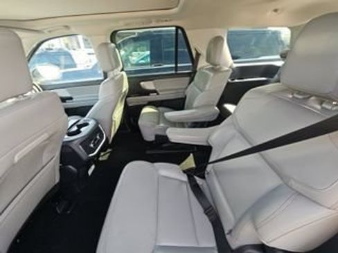 Used 2025 Ford Expedition Active AWD/4WD image 11