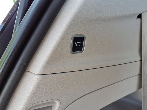 Used 2023 Chrysler Voyager LX FWD image 17