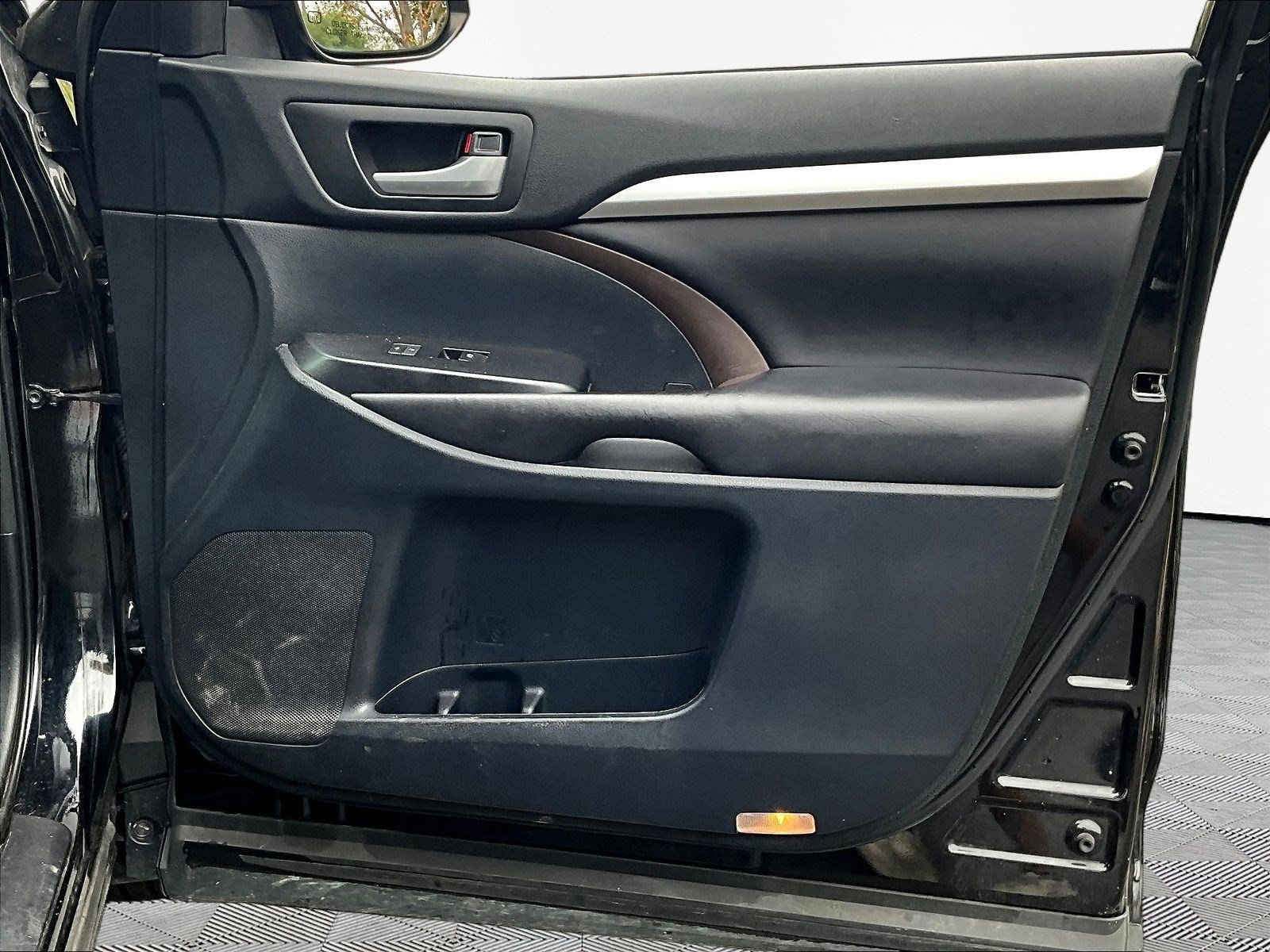 Used 2018 Toyota Highlander XLE AWD/4WD image 29