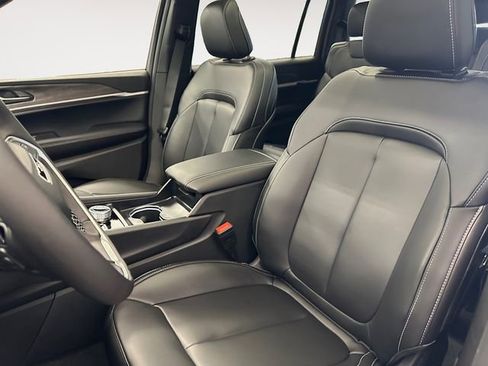 New 2026 Jeep Grand Cherokee L Limited w/ Limited Altitude Package AWD/4WD image 9
