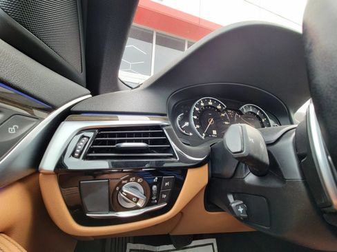Used 2019 BMW 530i w/ Convenience Package RWD image 12