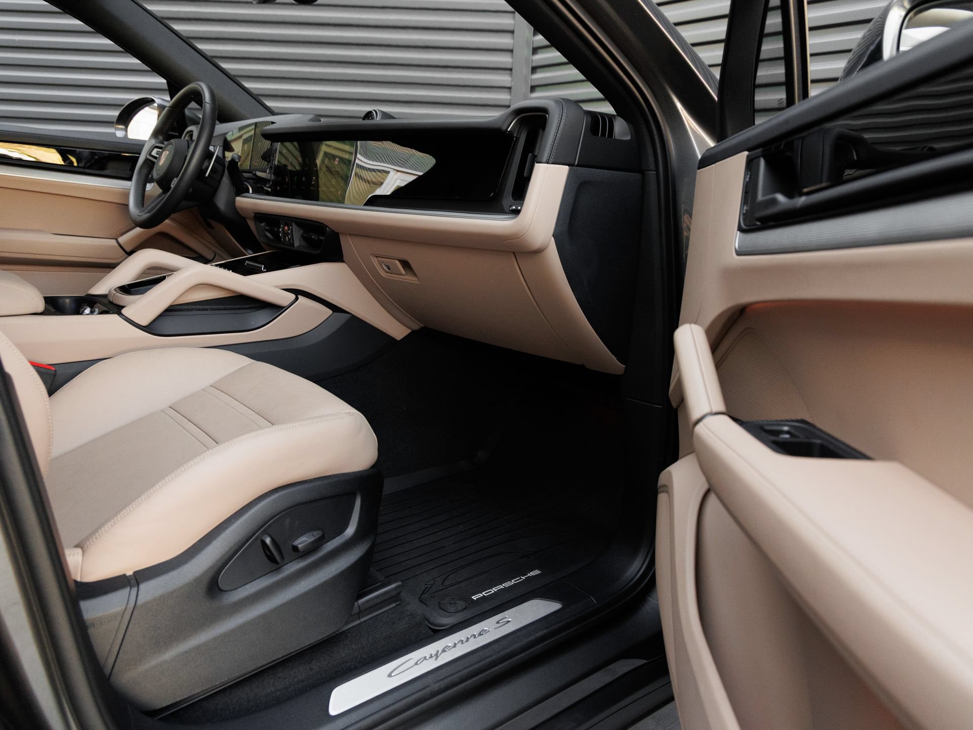 Certified 2025 Porsche Cayenne S AWD/4WD image 38