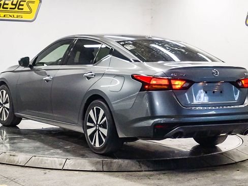 Used 2019 Nissan Altima 2.5 SV image 2