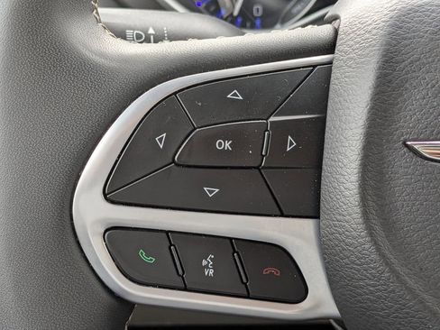 Used 2024 Chrysler Pacifica Touring-L image 27