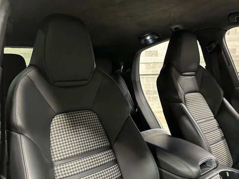 Used 2021 Porsche Cayenne Turbo S image 25