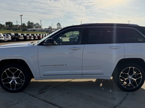 Used 2024 Jeep Grand Cherokee Summit AWD/4WD image 5