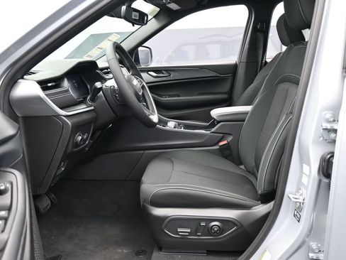 Used 2024 Jeep Grand Cherokee L Laredo image 10