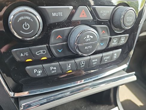 Used 2019 Jeep Grand Cherokee Overland AWD/4WD image 25